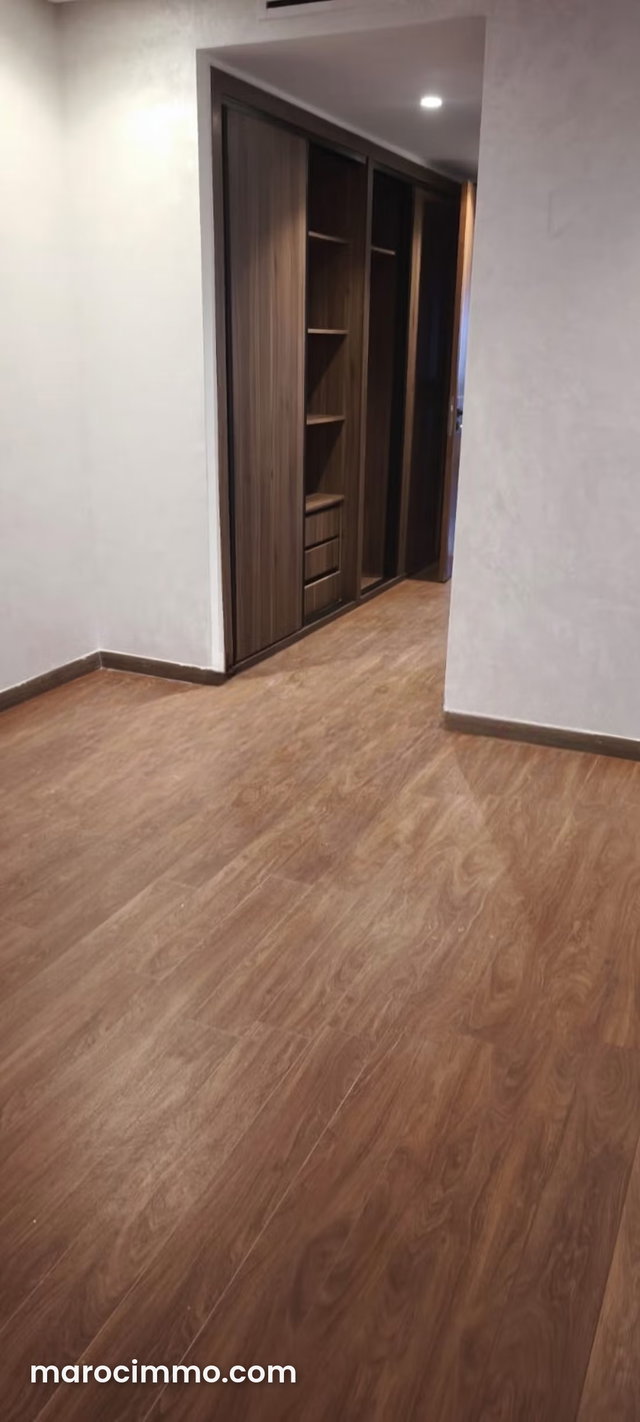 Louez cet appartement à Casablanca Finance City. Superficie 100 m². Double vitrage et chauffage central — 2