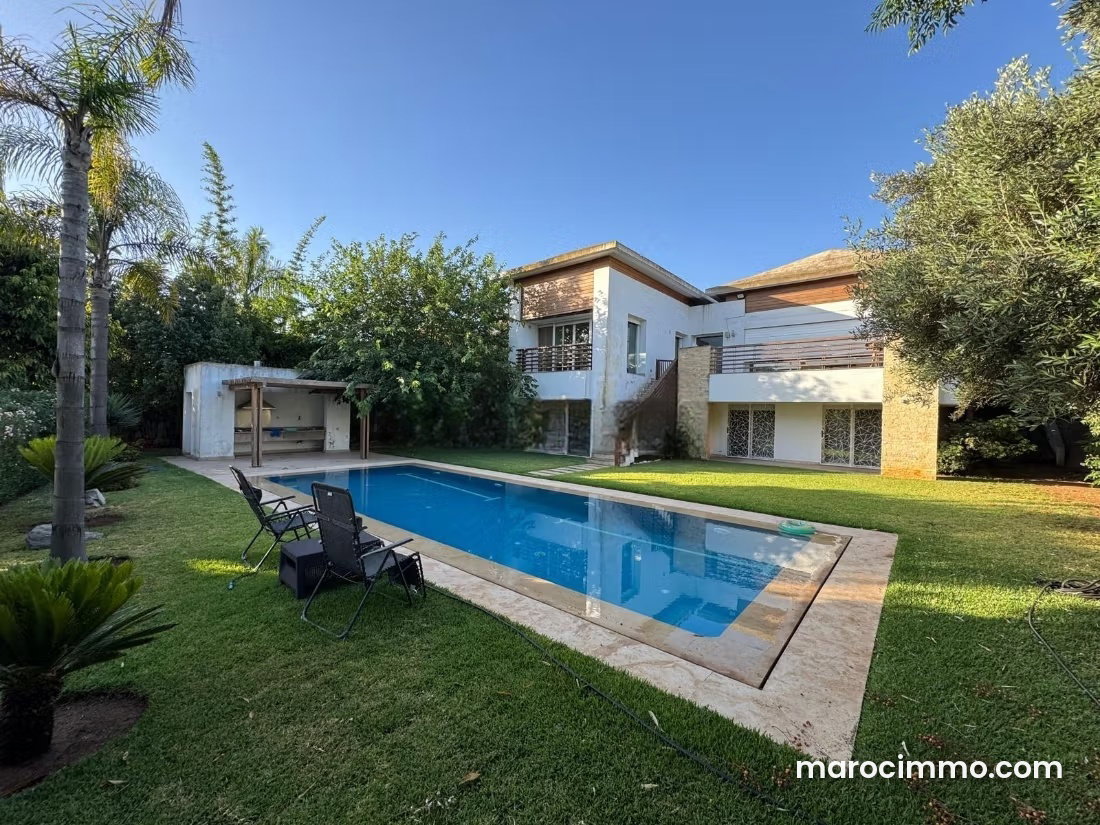 Villa à louer à la Ville Verte de Bouskoura, jardin de 1100 m² — Bouskoura