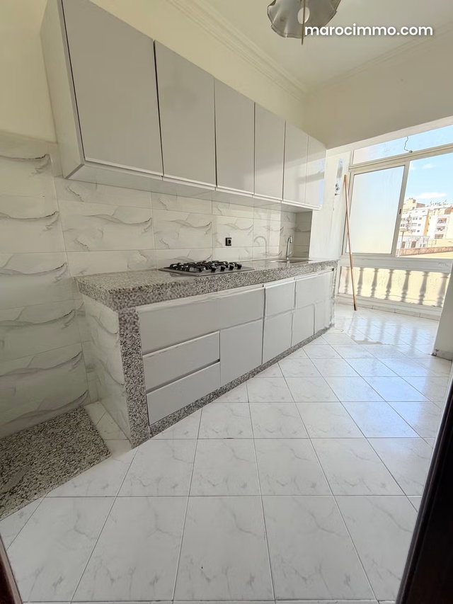Très bel appartement en location à Belvédère. Surface totale 65 m². Four — 5