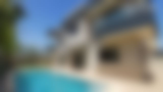 فيلا فاخرة شبه جديدة للبيع بحي بوابات مراكش — مراكش