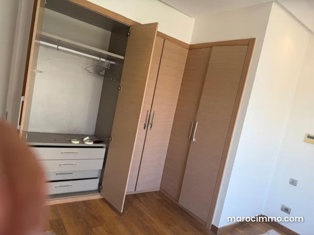 Superbe appartement à louer à Riyad. 6 grandes pièces. Ascenseur et places de parking — Rabat