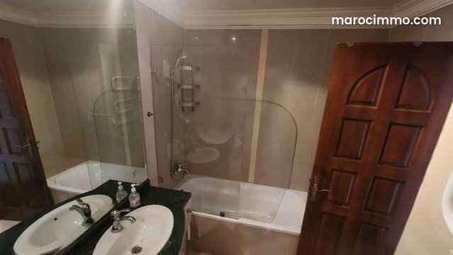 Location d'un appartement à Bourgogne Ouest. 3 chambres. Résidence avec concierge, climatisation générale — 4