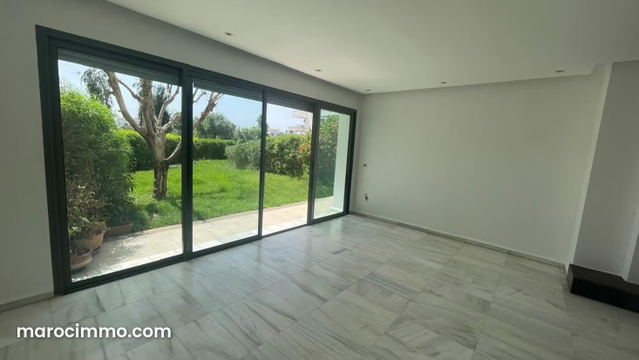 Appartement Rez de jardin en location à Ville Verte. Surface totale 140 m². Belle terrasse et jardin — بوسكورة