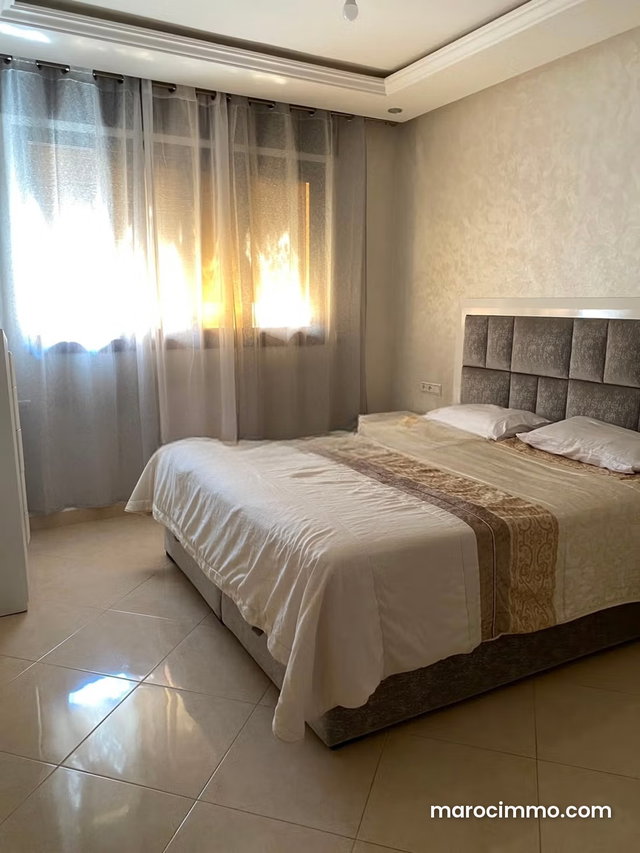 Très bel appartement en location à M'Diq. 2 chambres agréables. Porte blindée, salon marocain traditionnel — 3