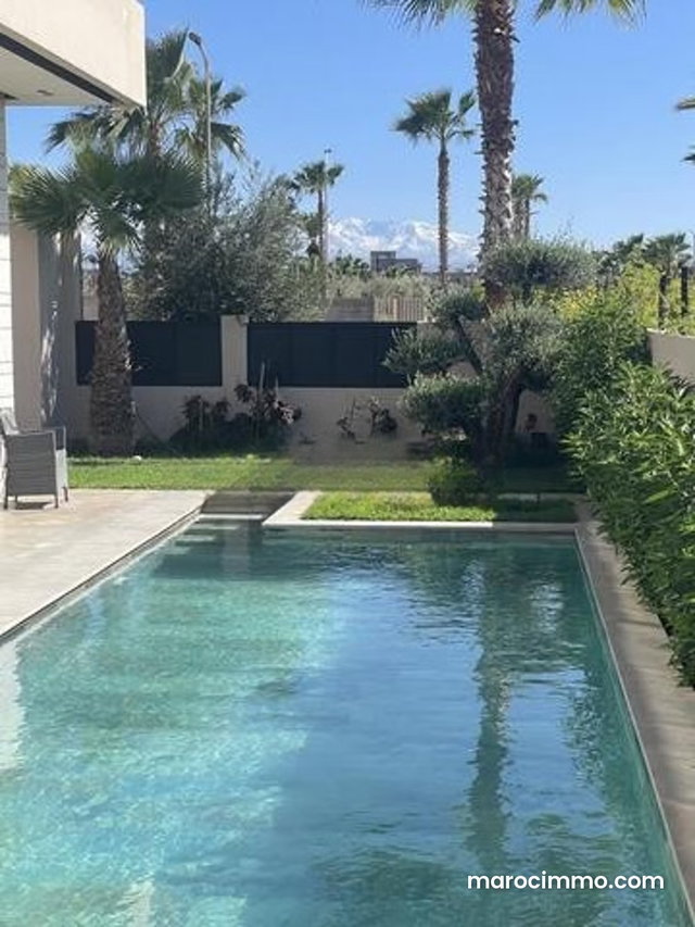 Belle villa vide de quatre chambres — 3
