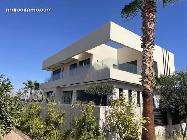 Belle villa vide de quatre chambres — 4