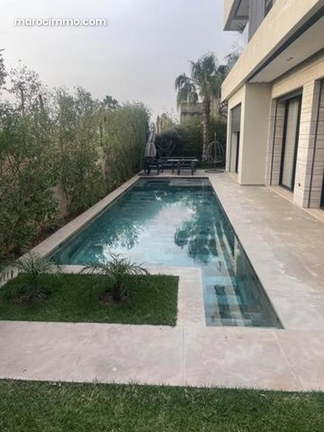 Belle villa vide de quatre chambres — 2