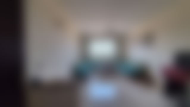 شقة مشرقة بشرفة للبيع بحي بلاتو في الجديدة — الجديدة