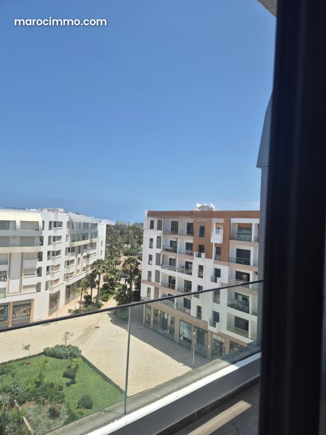 Location d'un appartement à Bourgogne Ouest. 3 belles chambres. Environnement calme avec vue sur la mer et double vitrage — 2
