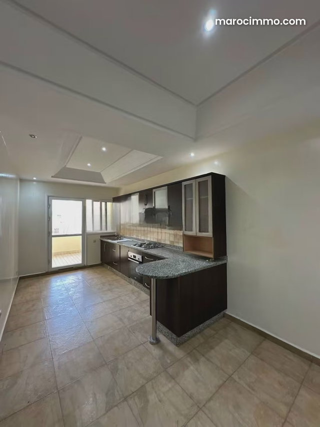Louez cet appartement dans le Triangle d'Or. Superficie totale de 200 m². Tout le confort avec cheminée et climatisation — 4