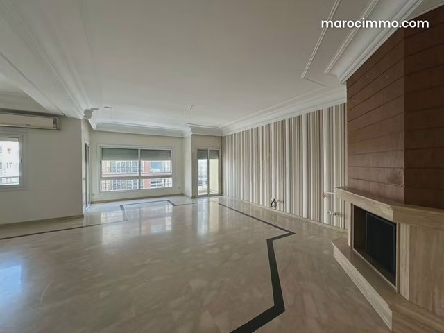 Louez cet appartement dans le Triangle d'Or. Superficie totale de 200 m². Tout le confort avec cheminée et climatisation — 3