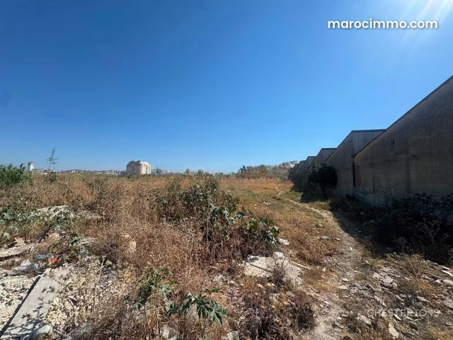 Terrain constructible R20 de 7118 m² à Tanger — طنجة
