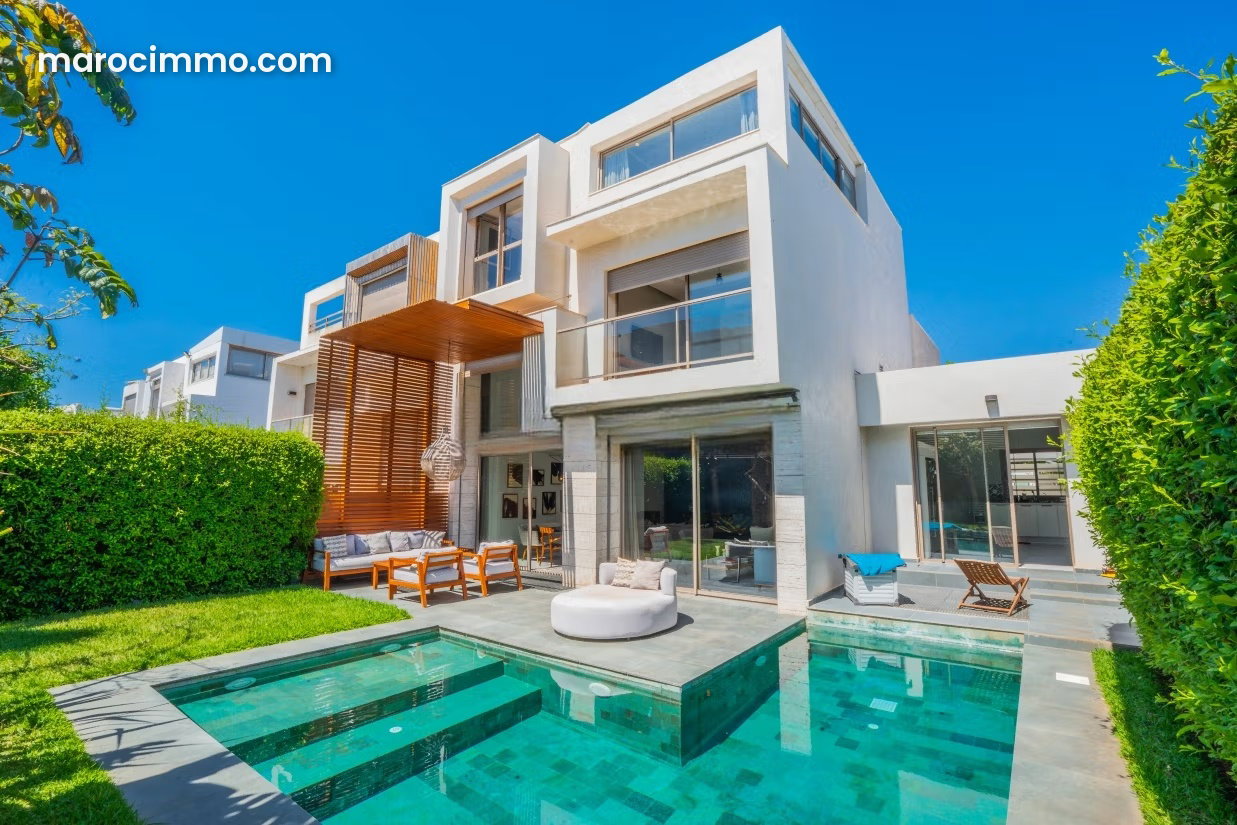 Villa haut standing à vendre à Dar Bouazza, jardin et piscine — Dar Bouazza