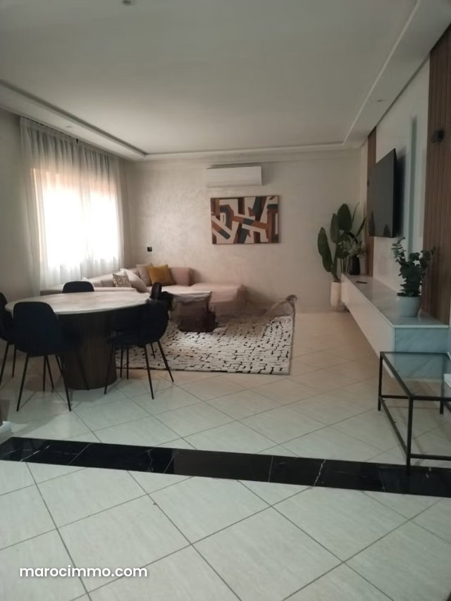 Bel appartement à vendre à Hivernage. 3 grandes pièces. Micro ondes — 2