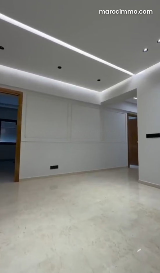 Bel appartement vide moderne socrate — 3