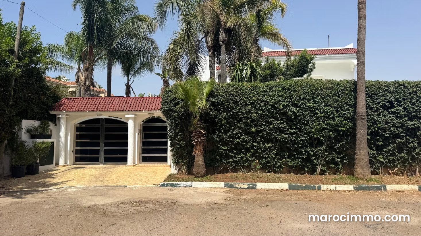 فيلا راقية مع مسبح للبيع بحي كاليفورنيا الدار البيضاء — الدار البيضاء