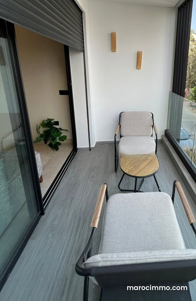 Apartment with Double Exposure, Close to CFC — 2