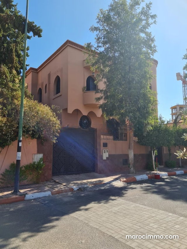 Belle villa à vendre à Gueliz. La superficie est de 501 m². Fenêtres à double vitrage et chauffage central — 4