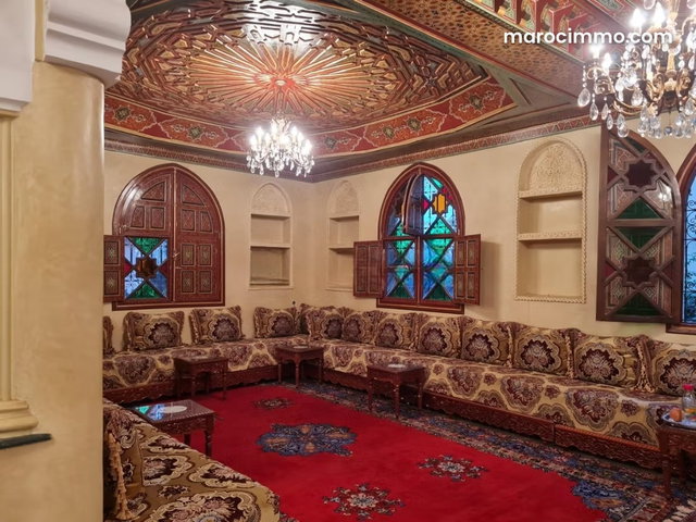 Belle villa à vendre à Gueliz. La superficie est de 501 m². Fenêtres à double vitrage et chauffage central — 5