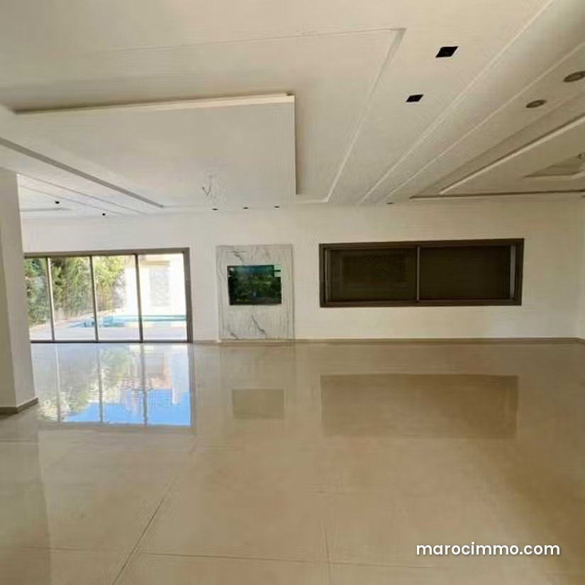 6-Bedroom Villa for Sale in Dar Bouazza, 300 m² with Garden — Dar Bouazza