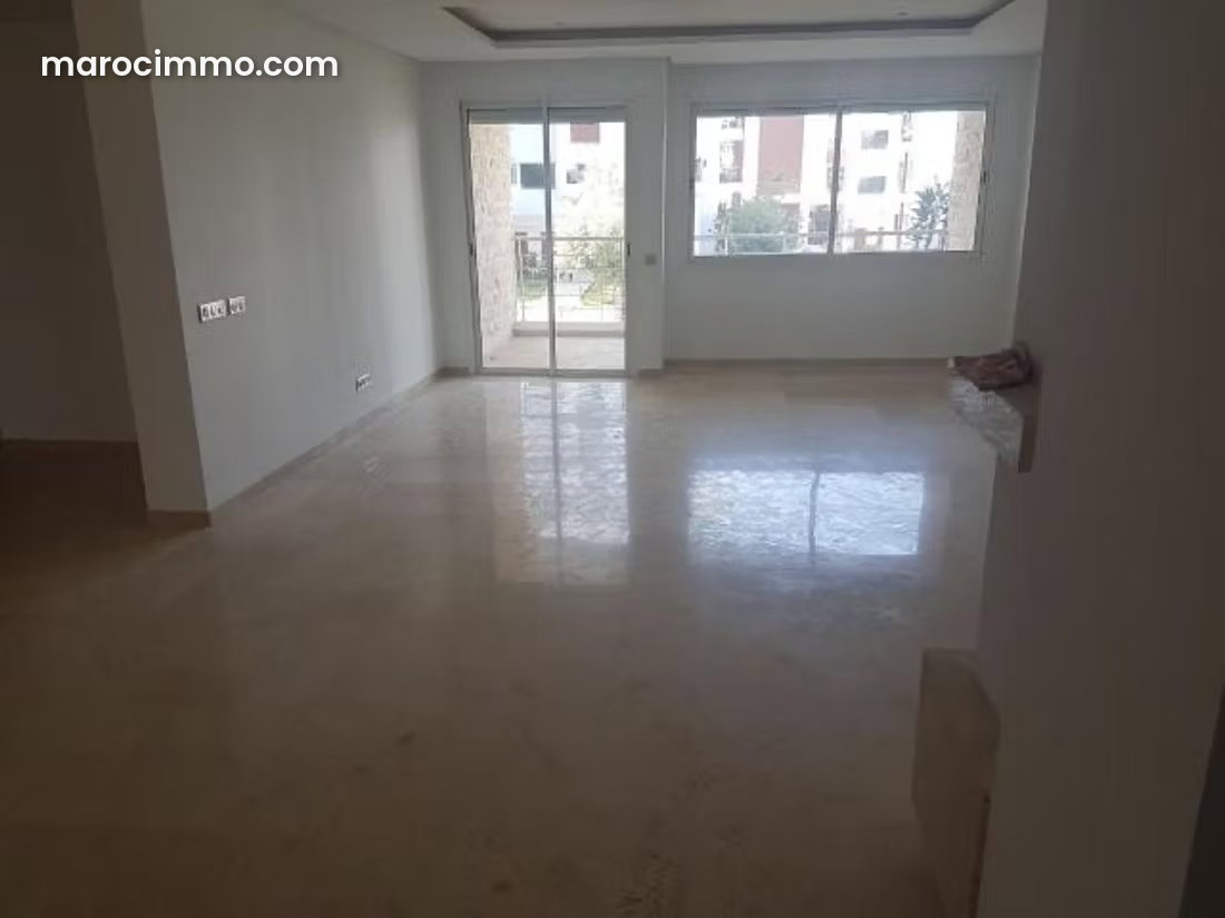 شقة فاخرة بتراس للبيع في حي الرياض بالرباط — الرباط