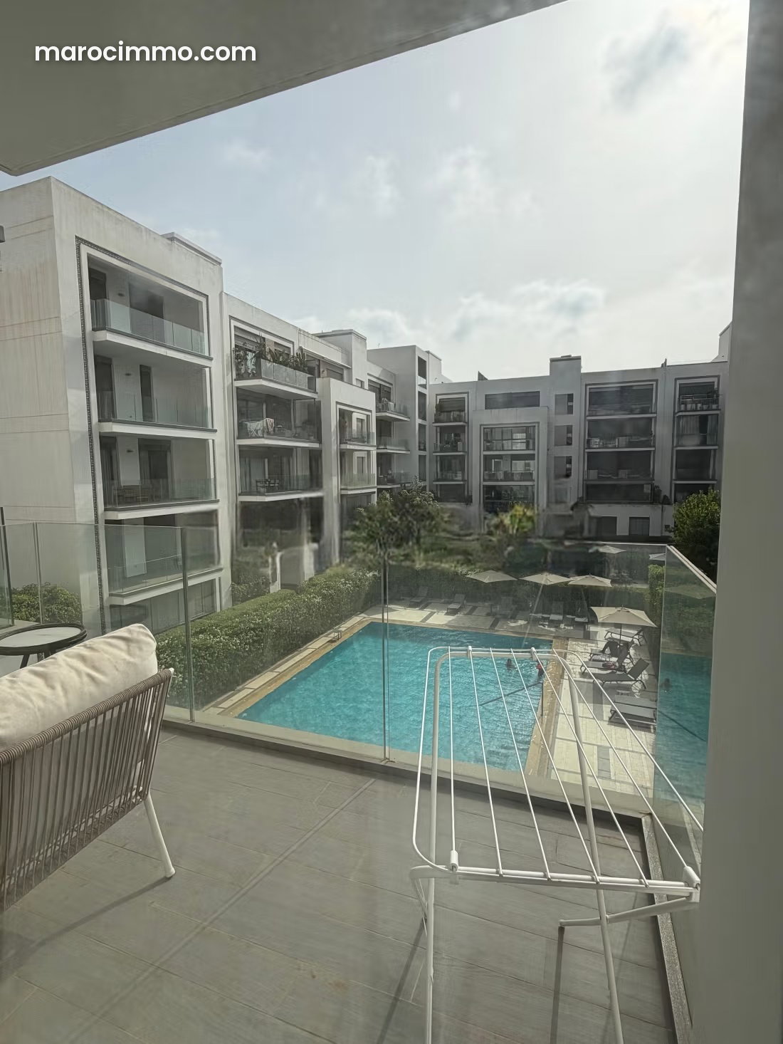 Appartement 70 m² Souissi, Rabat : terrasse plein sud et piscine — Rabat