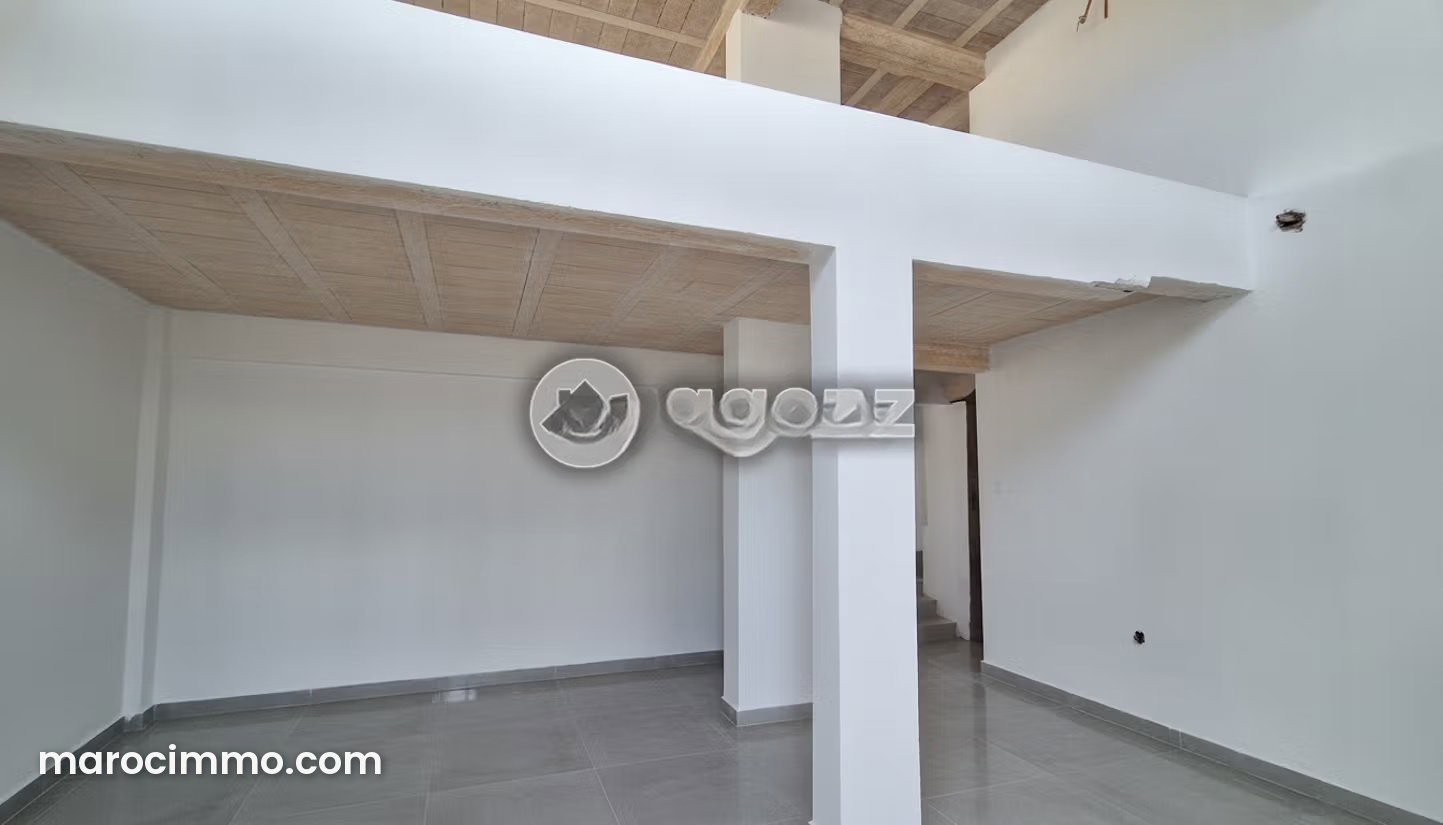 Local commercial angle gare El Jadida double vitrine — الجديدة