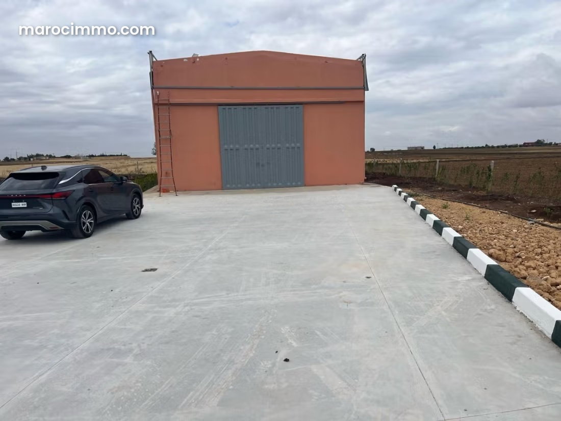 Hangar 840 m² avec cour à louer à Mediouna — مديونة