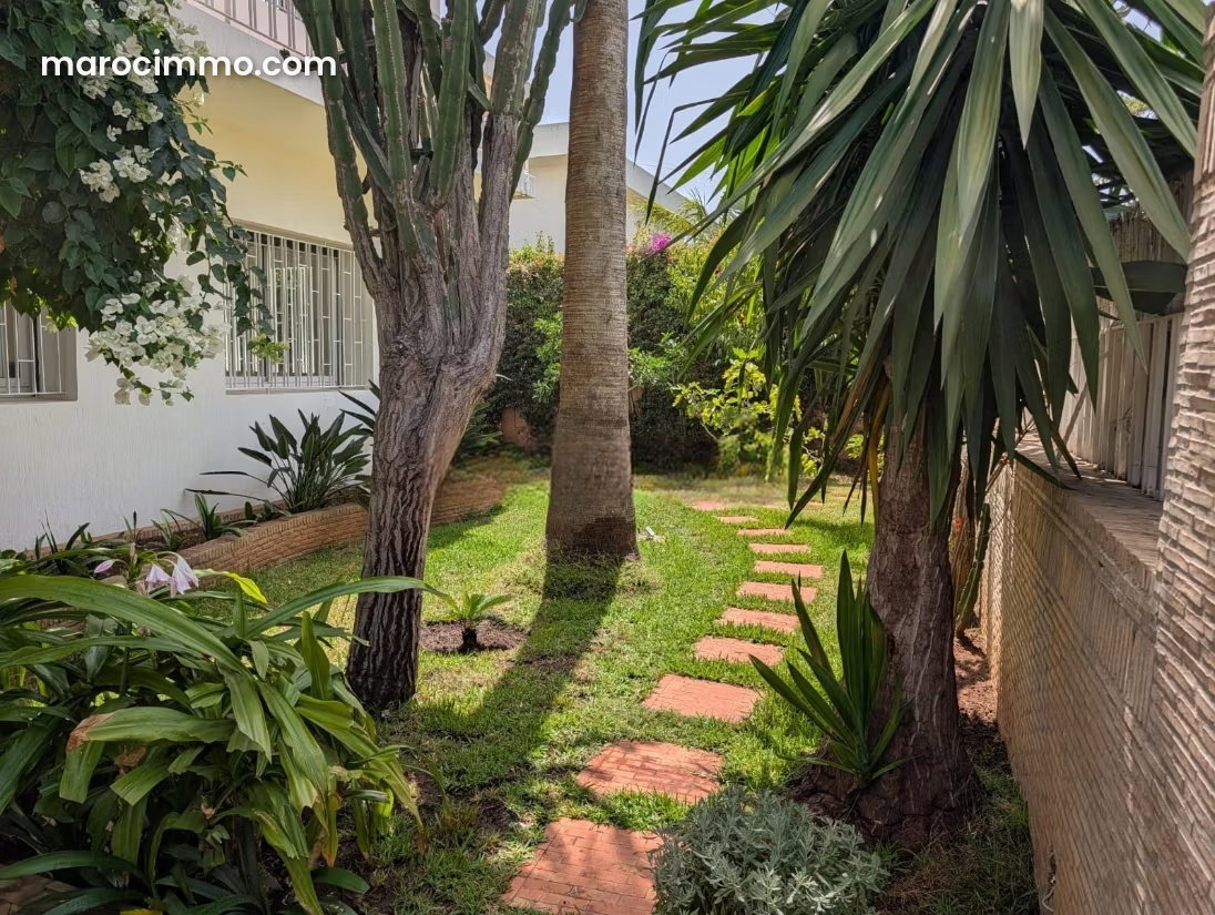 Beautiful modern villa with a large garden for rent in Souissi, Rabat — Rabat