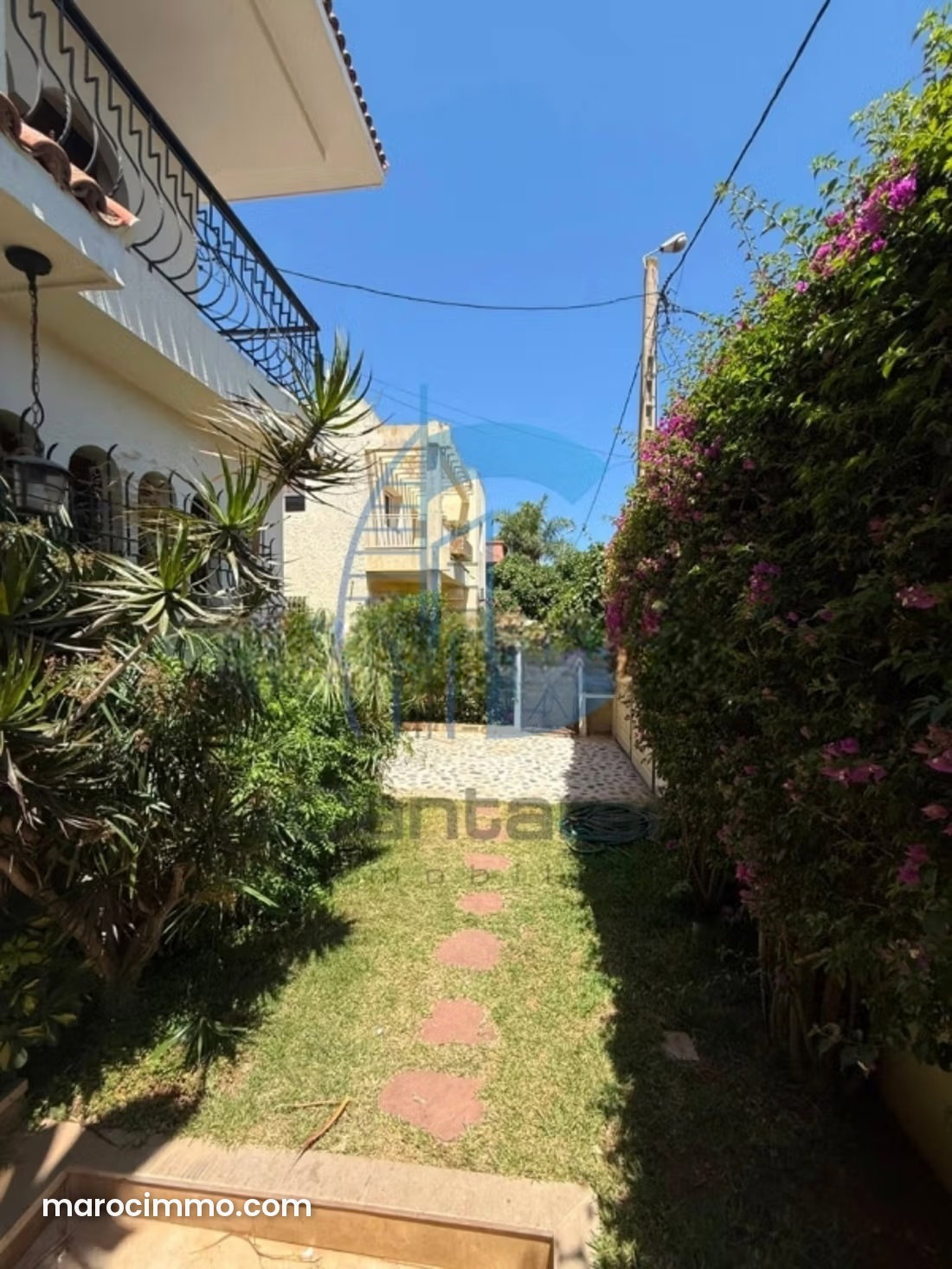 Maison à louer au CIL, Casablanca, jardin et grand volume — Casablanca