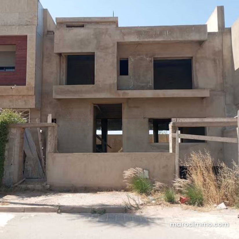 فيلا عائلية فسيحة للبيع بحي ألماظ في الدار البيضاء — الدار البيضاء