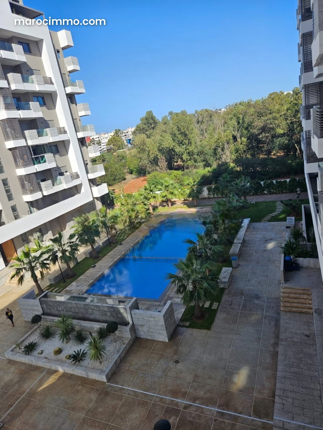 شقة حديثة بشرفة تطل على المسبح في كازابلانكا فاينانس سيتي — الدار البيضاء