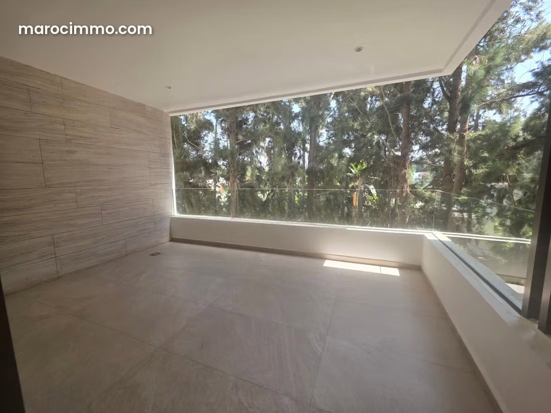 Appartement récent avec terrasse et jardin à Souissi, Rabat — Rabat