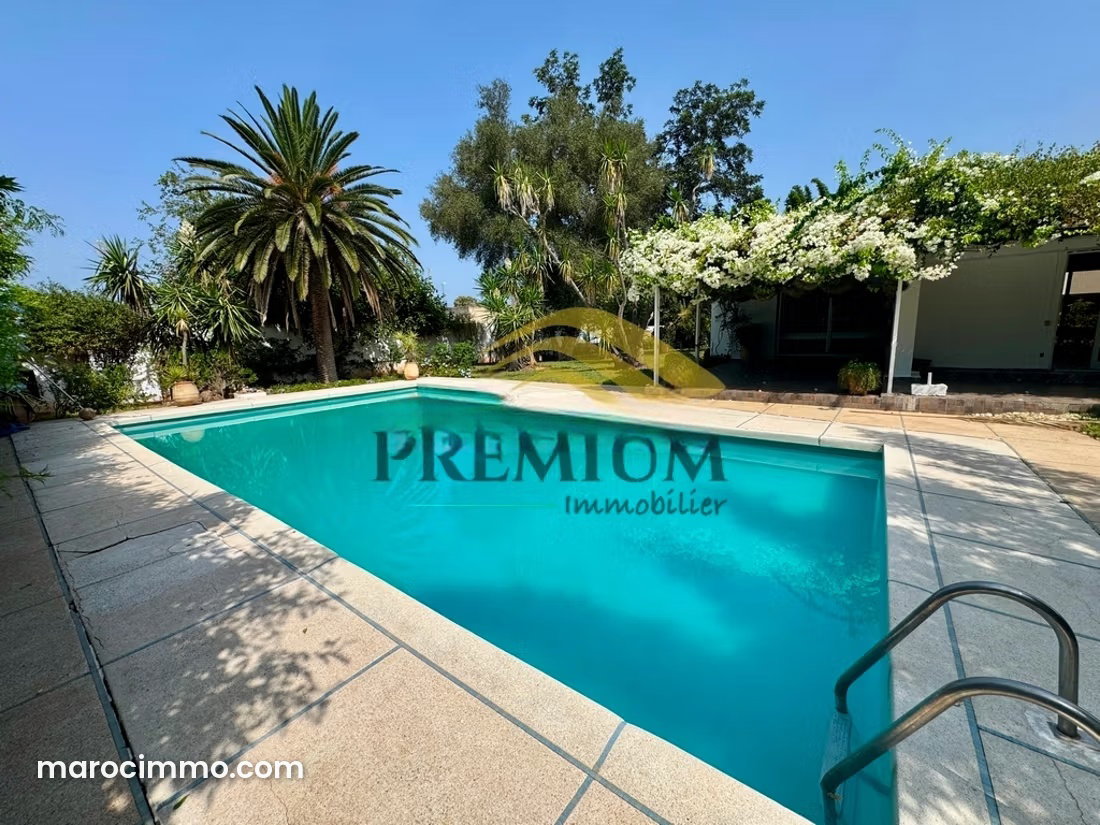 Villa haut standing à louer à Souissi, Rabat, jardin et piscine — Rabat