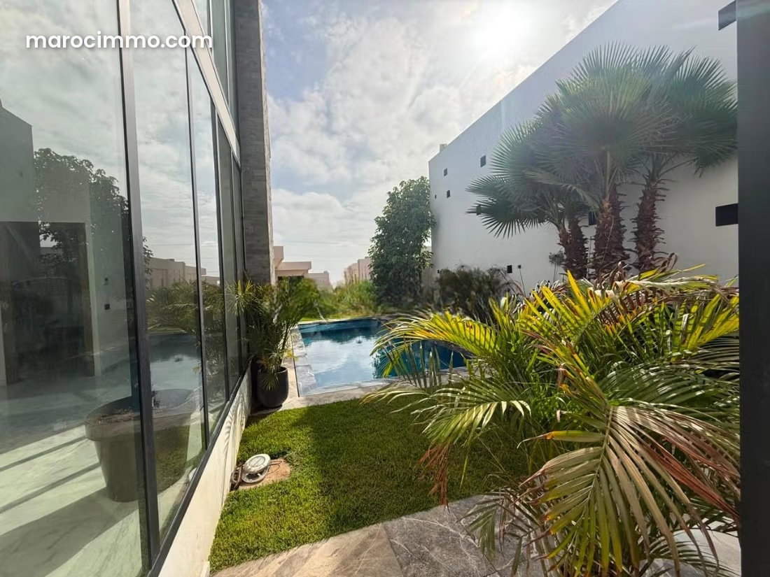 Villa meublée avec piscine et jardin à louer à Souissi, Rabat — Rabat