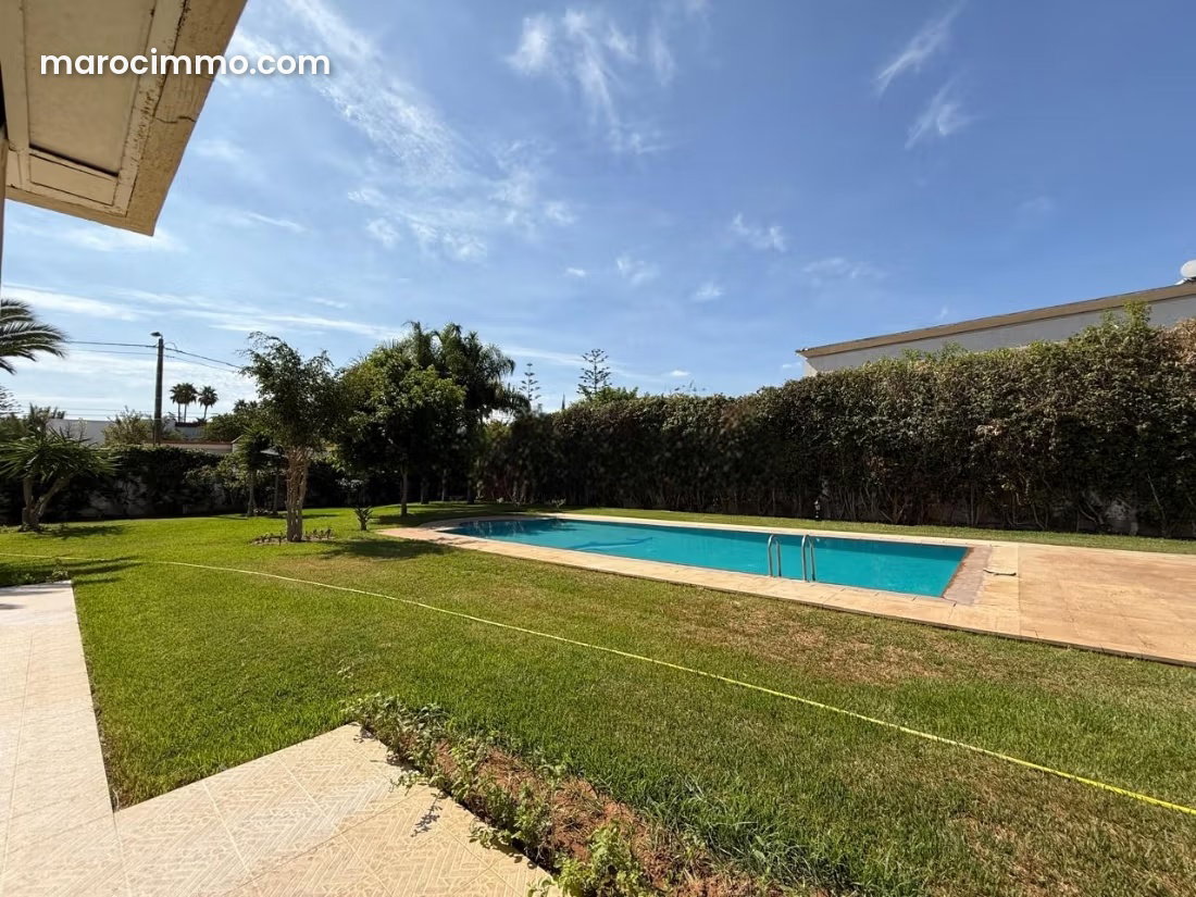 Villa haut standing à vendre à Souissi, Rabat, jardin et piscine — Rabat